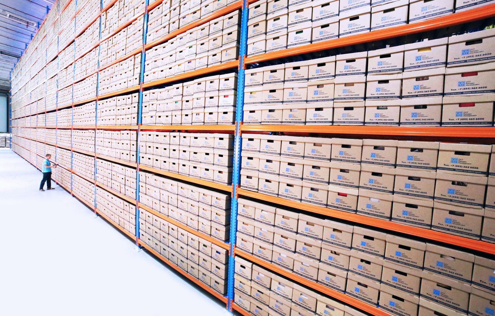 Entrepôt logistique avec cartons prêts à l'expédition